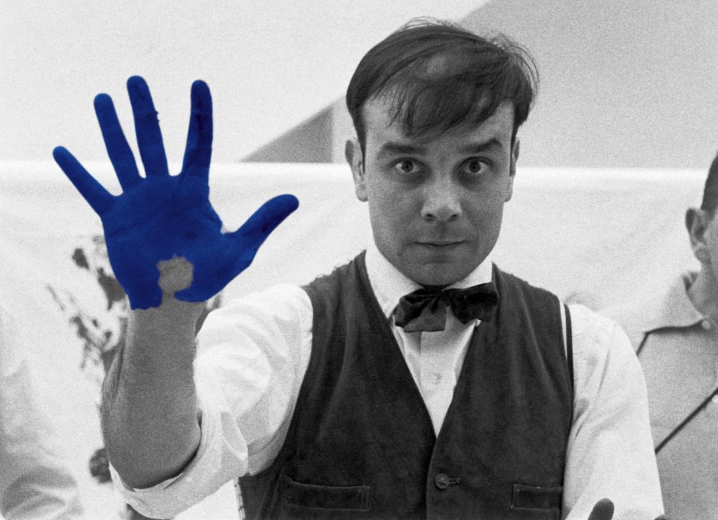 Portrait d'Yves Klein réalisé à l'occasion du tournage de Peter Morley "The Heartbeat of France", 1961 Studio de Charles Wilp, Düsseldorf, Allemagne
© Photo : Charles Wilp / BPK, Berlin