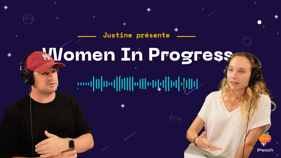 Deux personnes, un homme à gauche et une femme à droite, portent des casques audio et sont en train d'enregistrer un podcast ou une vidéo. L'homme porte une casquette rouge et un t-shirt noir, la femme porte un haut blanc. Ils sont devant un fond bleu nuit étoilé avec des motifs spatiaux. Au centre de l'image, en texte blanc, on peut lire "Justine présente" et en plus grand "Women In Progress". Entre les deux lignes de texte, une représentation stylisée d'une onde sonore bleue est visible. Le logo "iPeach" est dans le coin inférieur droit.