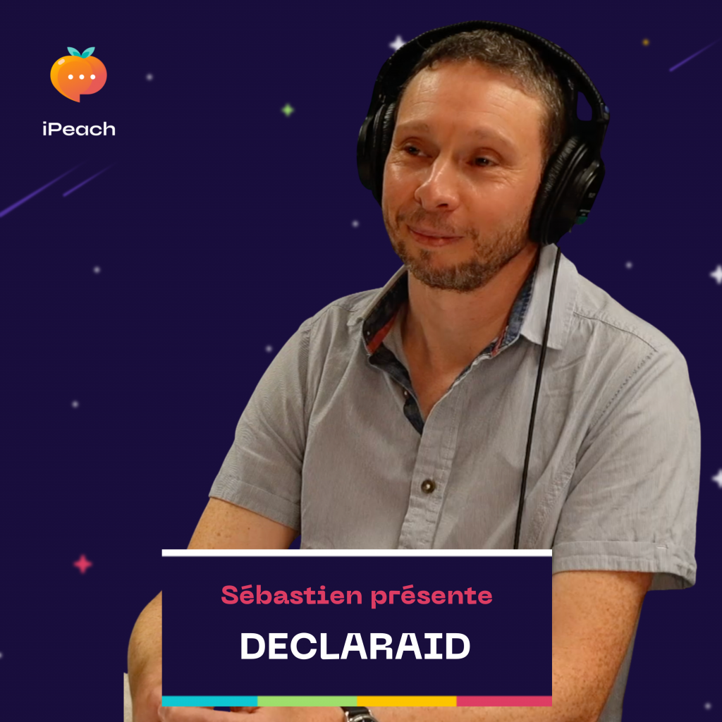 Visuel carré sur fond bleu nuit étoilé montrant un homme souriant portant une chemise grise et un casque audio. En bas, un encadré titre affiche le texte 'Sébastien Defrance présente DECLARAID'. Le logo iPeach est visible en haut à gauche.
Simplification fiscale investisseurs