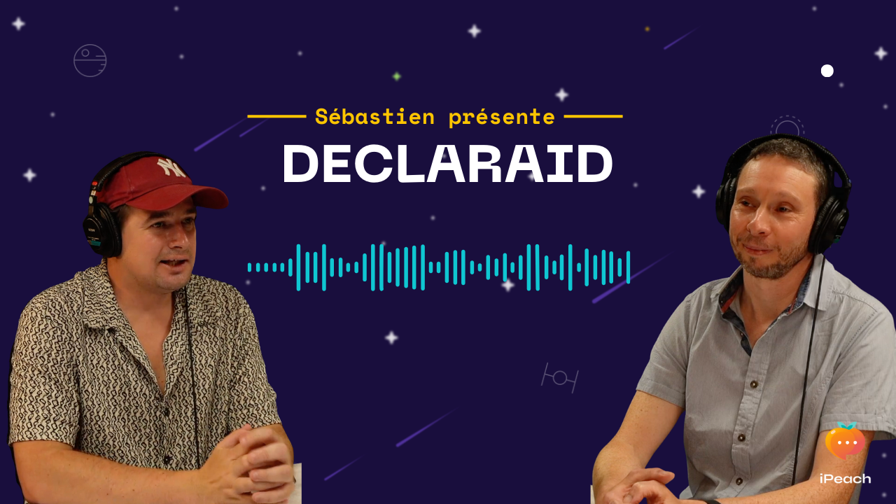 Vignette YouTube sur fond bleu étoilé montrant deux hommes équipés de casques audio se faisant face. Au centre, le texte 'Sébastien présente DECLARAID' est affiché au-dessus d'une onde sonore bleue stylisée. Le logo iPeach apparaît en bas à droite. Simplification fiscale investisseurs