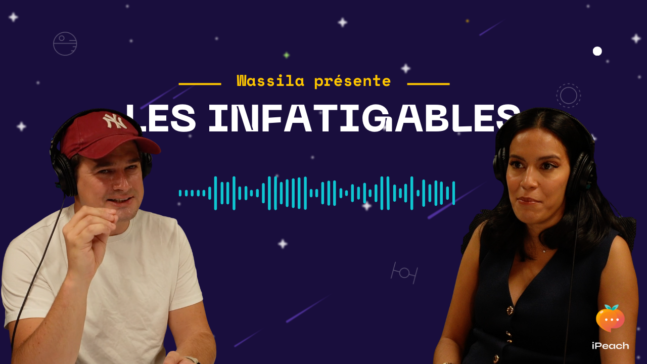 Vignette YouTube sur fond bleu nuit avec des motifs spatiaux discrets. À gauche, un homme portant une casquette rouge et un t-shirt blanc discute ; à droite, une femme l'écoute attentivement. Tous deux portent des casques audio. Au centre, une onde sonore bleue est surmontée du titre 'Wassila présente Les infatigables'.